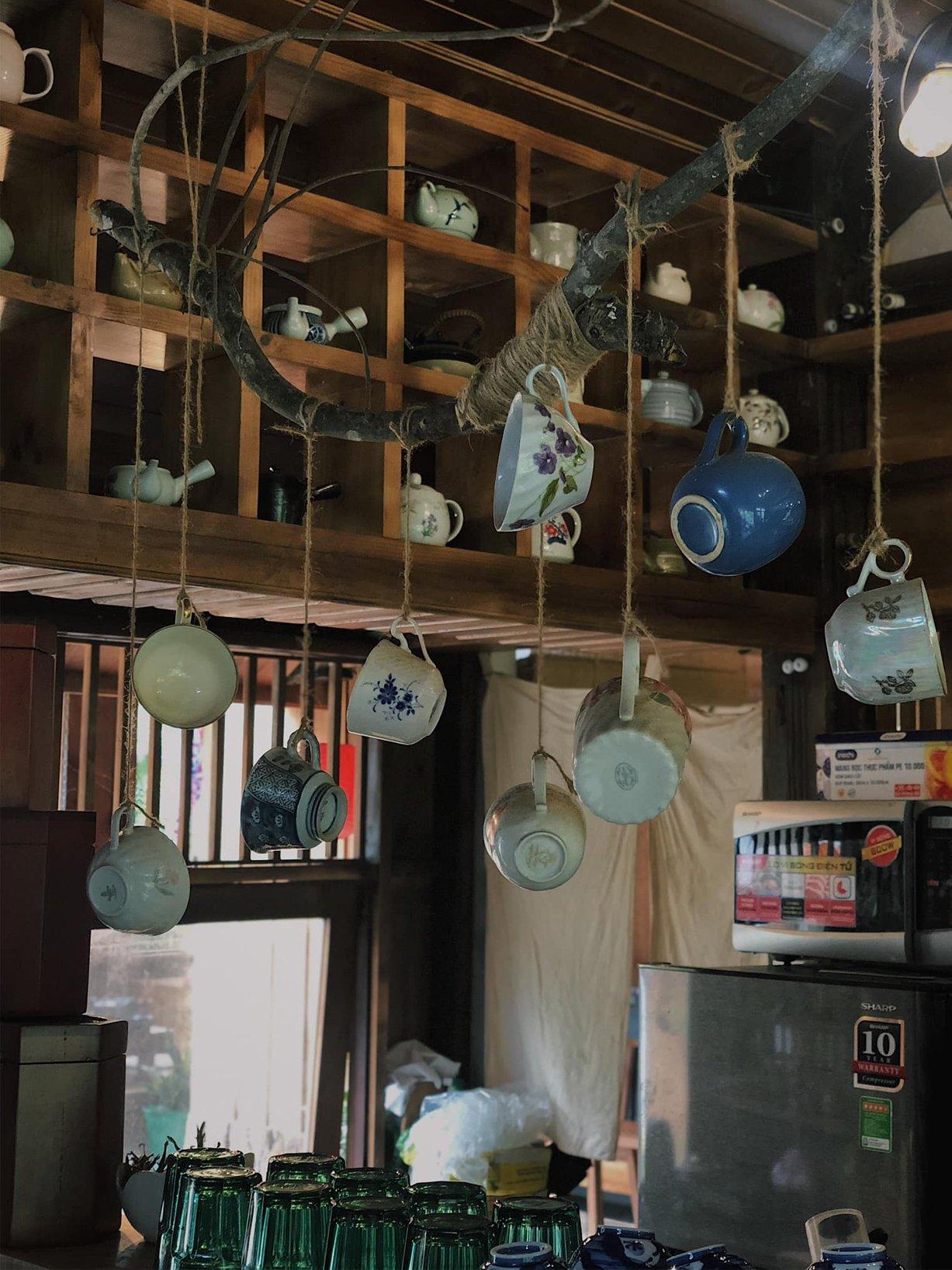 Xung quanh quán có trang trí nhiều vật dụng trà đạo (Nguồn: Facebook Ocha Đà Lạt)