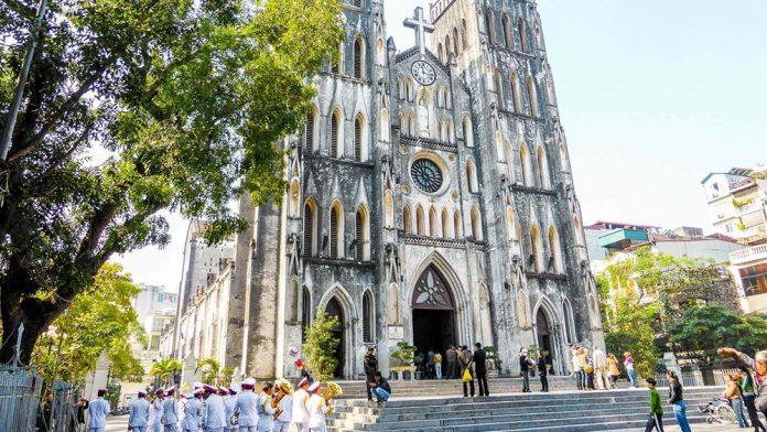 Nhà thờ lớn Hà Nội không chỉ là nơi hành lễ của các tín đồ công giáo mà còn là điểm đến của nhiều du khách. (Nguồn ảnh: Internet)