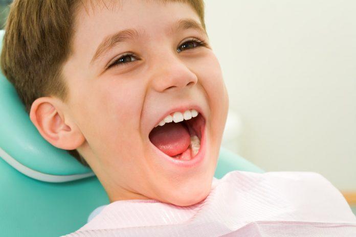 Trẻ có hàm răng đẹp và nụ cười xinh sẽ rất tự tin và dễ hòa nhập (Ảnh: Internet).