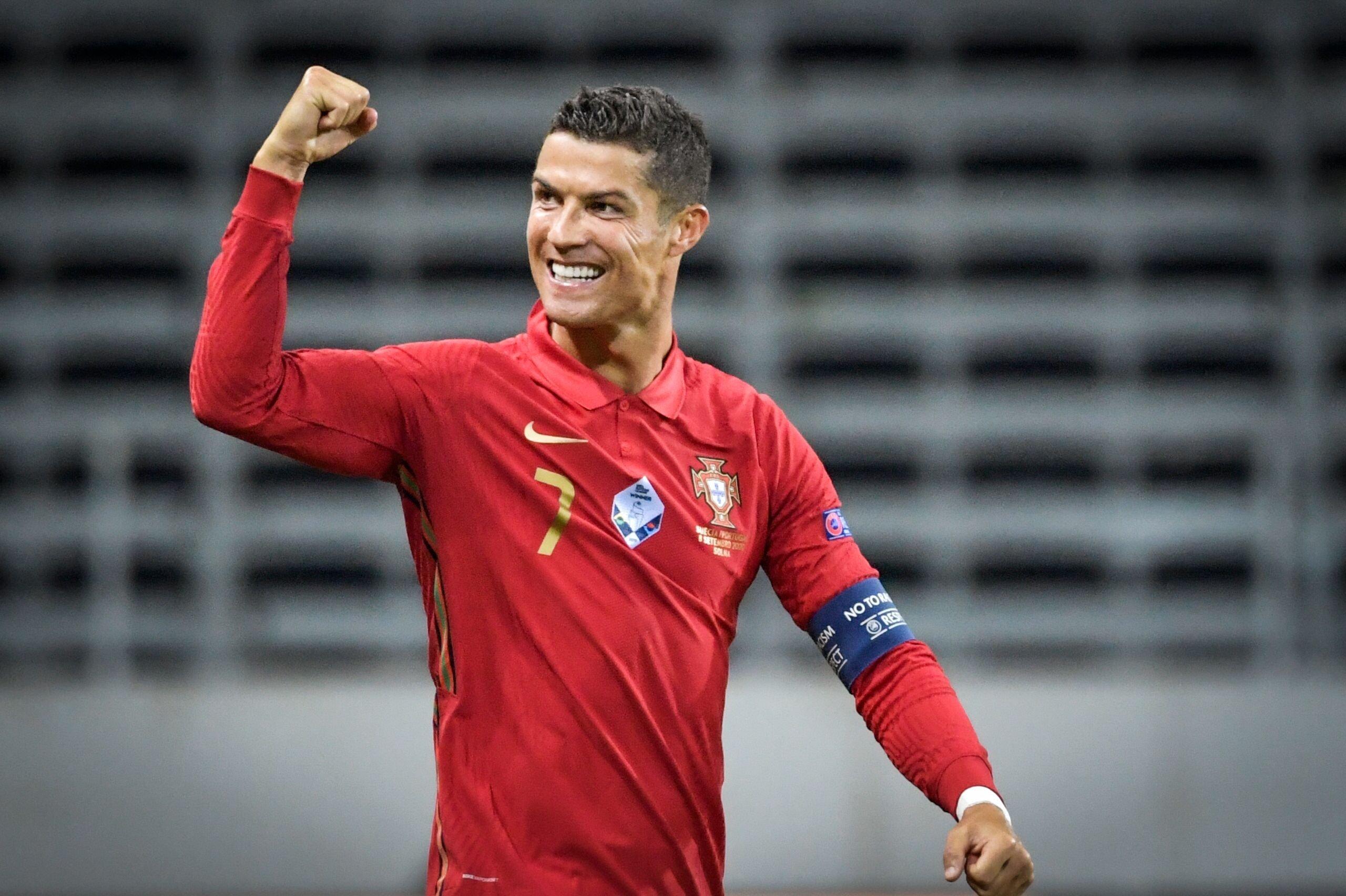 Ronaldo đạt cột mốc 100 bàn thắng cho đội tuyển quốc gia (Ảnh: Internet)