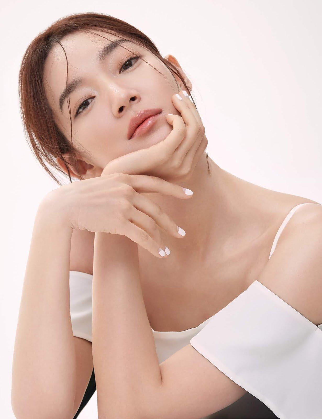 Diễn viên Shin Min Ah lên bìa tạp chí Bazaar Korea với danh phận là đại sứ Chanel Beauty (ảnh: internet)