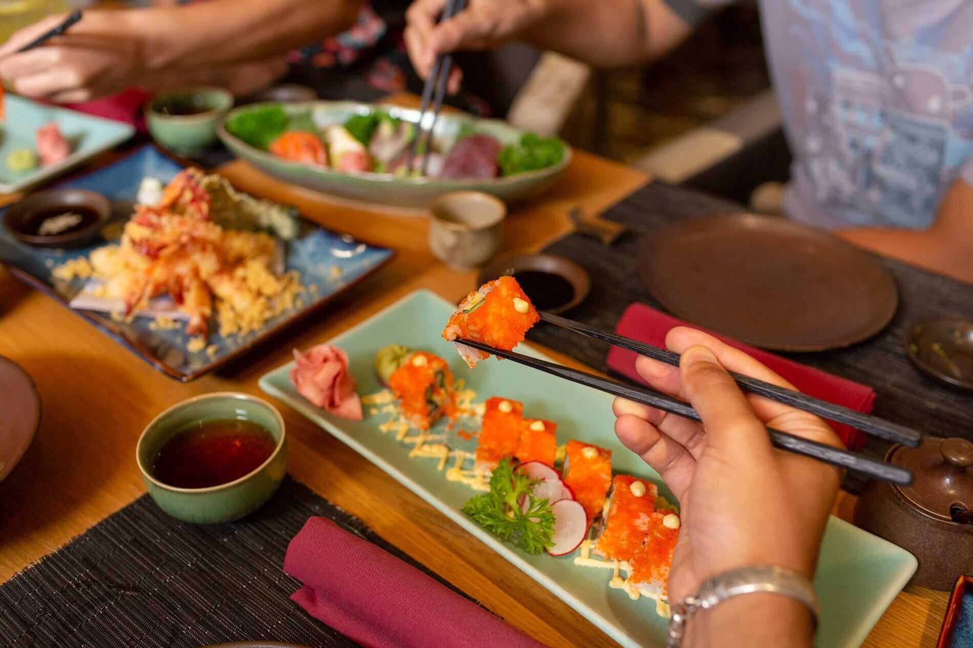 Trên mỗi đĩa đồ ăn của người Nhật, lượng thức ăn thường rất ít nên bạn sẽ không thể ăn quá nhiều. (Ảnh: Internet)