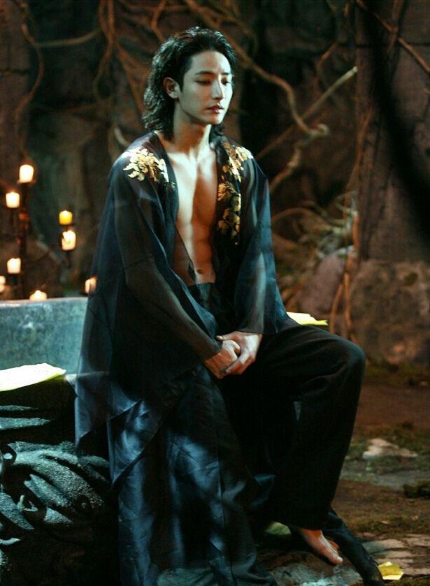 Tạo hình của Lee Soo Hyuk với vai Gwi - chàng ma cà rồng quyến rũ trong Thư Sinh Bóng Đêm. (Nguồn: Internet)