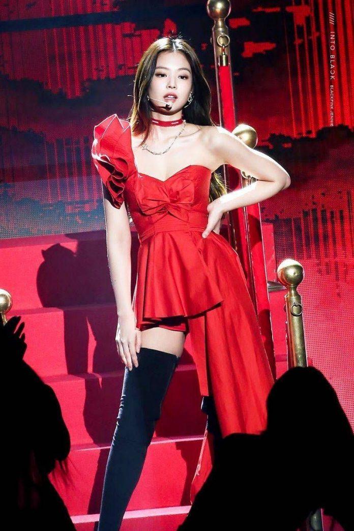 Chiếc váy đỏ trên stage "Solo" của Jennie (BLACKPINK). (Nguồn: Internet)