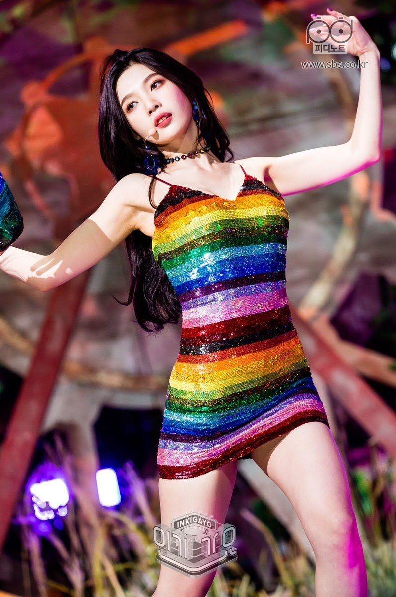 Váy cầu vồng của Joy (Red Velvet). (Nguồn: Internet)