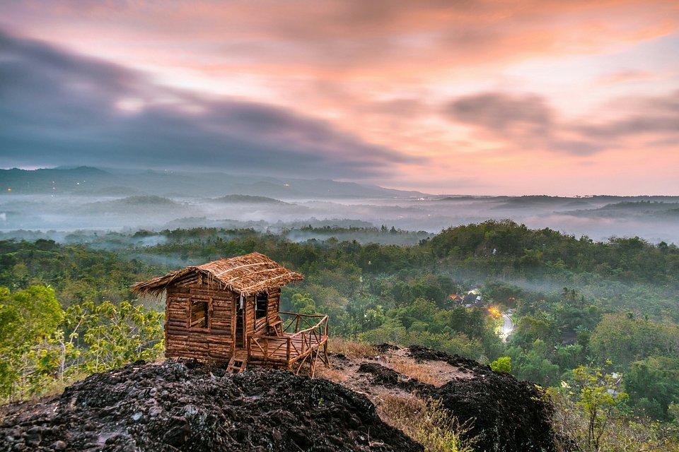 Ngôi nhà lẻ loi giữa vùng rừng núi - cũng là một bức ảnh lọt top 50 của năm 2019 (Ảnh: Internet).