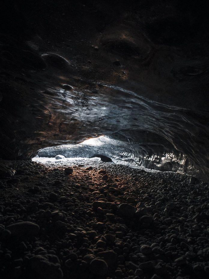 Ảnh chụp tại Động Băng Đen, Iceland (Ảnh: Internet). Ảnh chụp tại Động Băng Đen, Iceland (Ảnh: Internet).