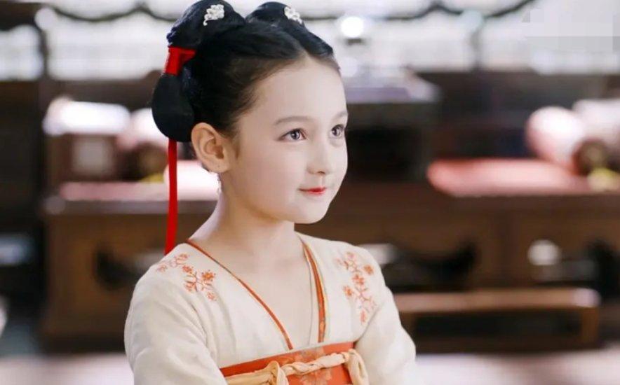 Ái Khắc Đạt diễn vai Khố Địch Lưu Ly lúc nhỏ (ảnh: internet)
