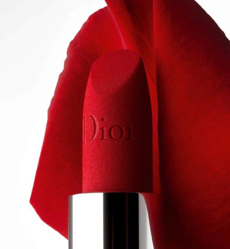 Chất son Dior Rouge 999 Velvet mịn như nhung và lên màu chuẩn. (nguồn: internet)