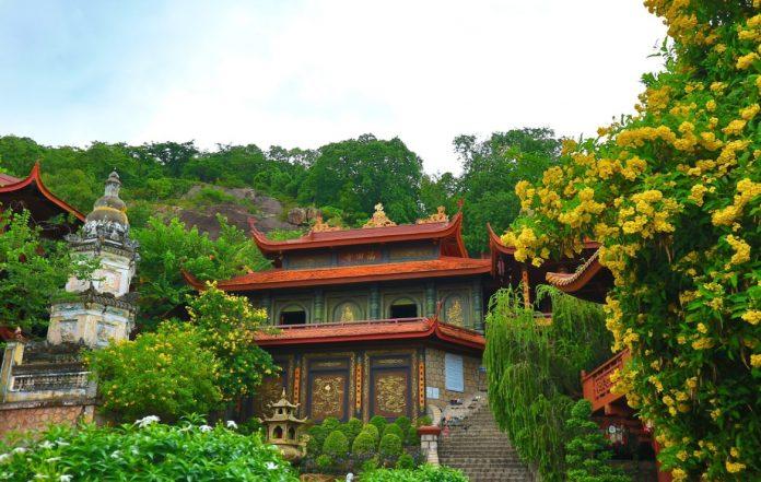 Chùa Hang hay chùa Phước Điền là ngôi chùa có đẹp nổi tiếng ở An Giang (Nguồn: Internet).