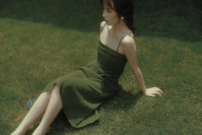 Dáng đứng, ngồi, giọng nói cũng góp nên sự nữ tính của người con gái (Nguồn: Internet).