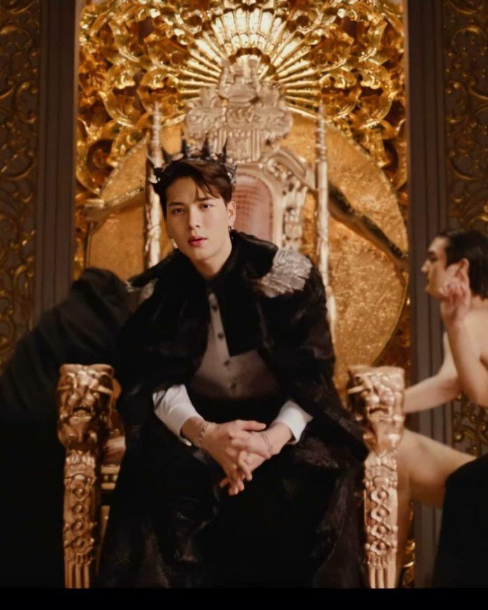 Jackson trong hình tượng vị vua ngồi trên ngai vị của mình (Ảnh: Internet)