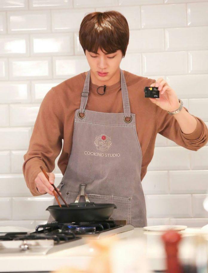 Jin đứng đầu lượt bình chọn là một trong những Idol có kỹ năng nấu ăn tốt nhất. (Ảnh: Internet)