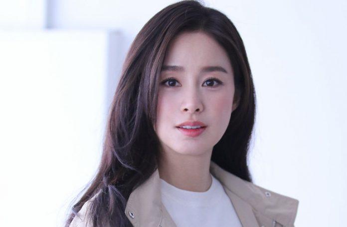 Kim Tae Hee đã lọt vào mắt xanh của đại diện công ty quảng cáo khi đang trên chuyến tàu điện ngầm đến trường. (Ảnh: Internet)