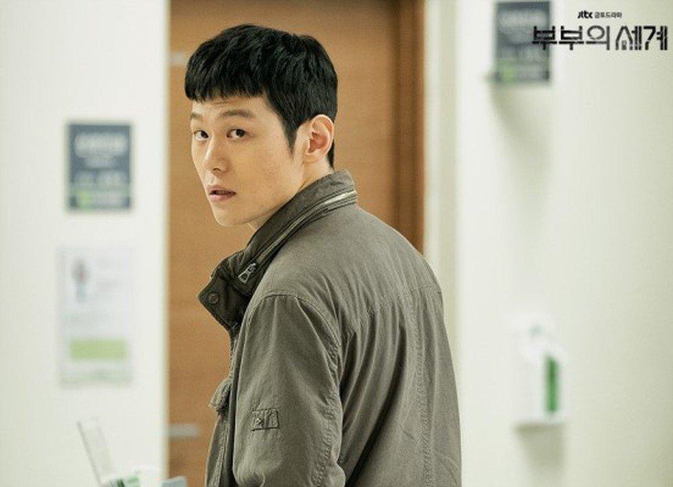 Lee Hak Joo vào vai In Kyu đáng sợ trong The World Of The Married. (Nguồn: Internet)