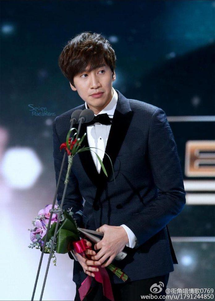 Lee Kwang Soo nhận giải nghệ sĩ xuất sắc nhất năm . ( Ảnh : Internet )