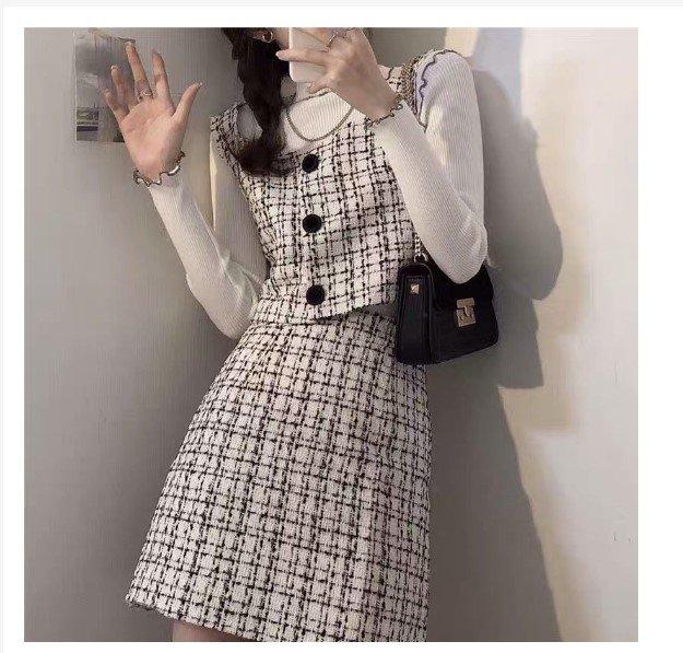 Nhẹ càng với áo cổ lọ mix cùng áo tweed và chân váy cùng màu (Nguồn: BlogAnChoi)