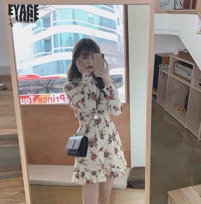 Váy hoa bản to vừa phải không hề khiến nàng bị già tí nào (Nguồn: BlogAnChoi)