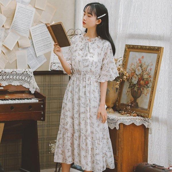 Váy hoa dáng dài và điểm nhấn là phần tay bèo điệu đà (Nguồn: Internet)