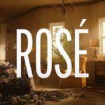 Căn phòng ngập tràn hoa hồng ở cuối video (Nguồn: Internet)