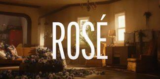 Căn phòng ngập tràn hoa hồng ở cuối video (Nguồn: Internet)