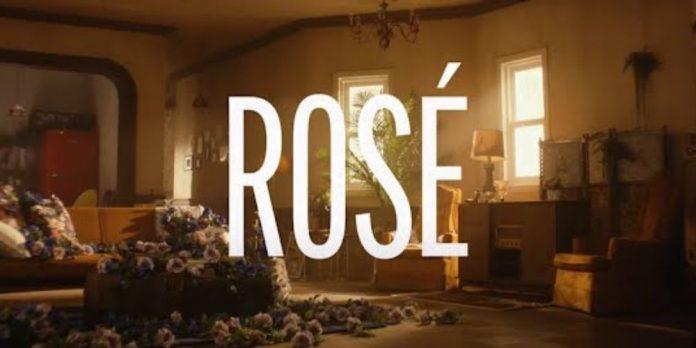 Căn phòng ngập tràn hoa hồng ở cuối video (Nguồn: Internet)