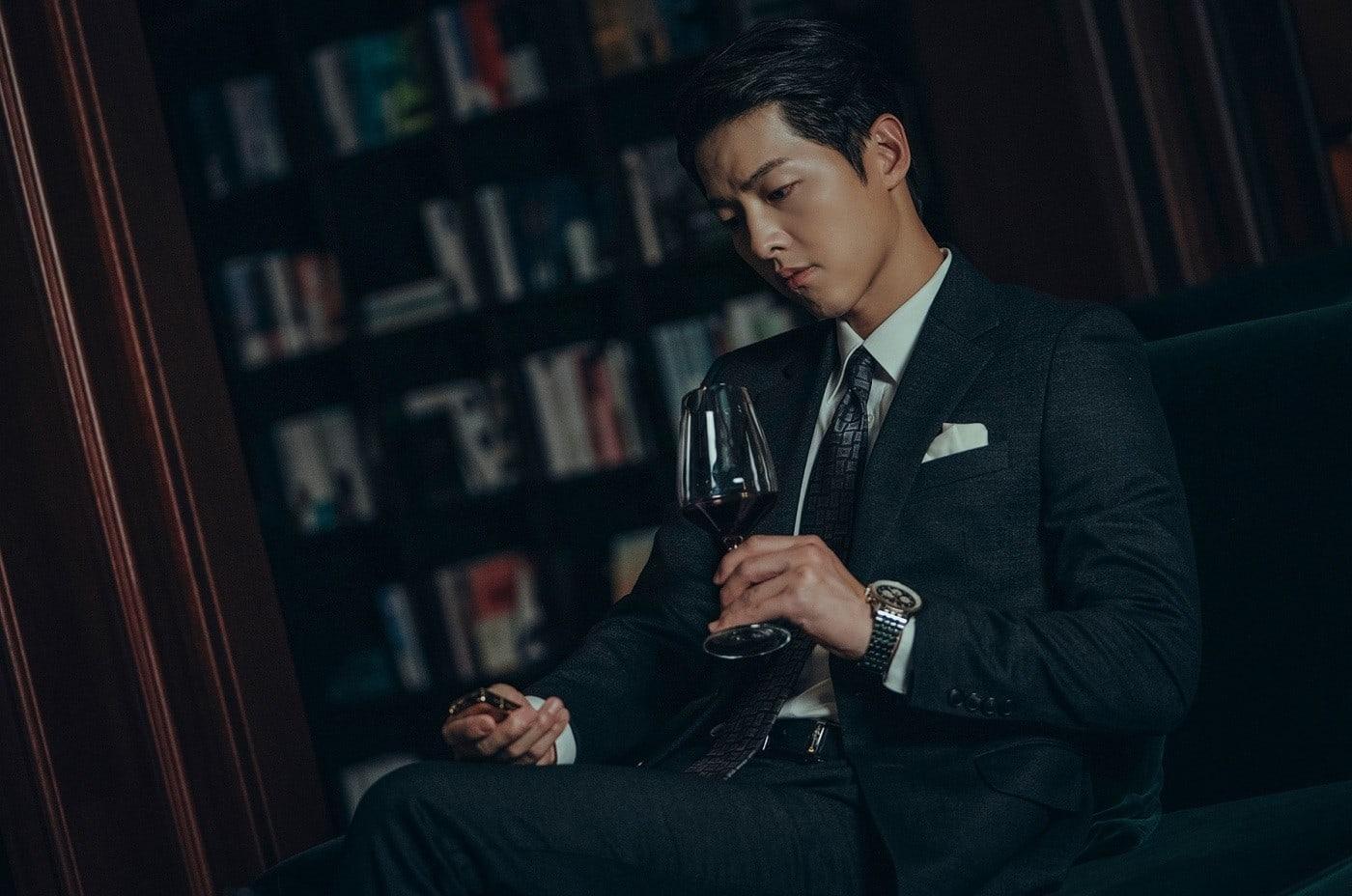 Song Joong Ki lịch lãm và cuốn hút khi hóa thân mafia (Nguồn: Internet).