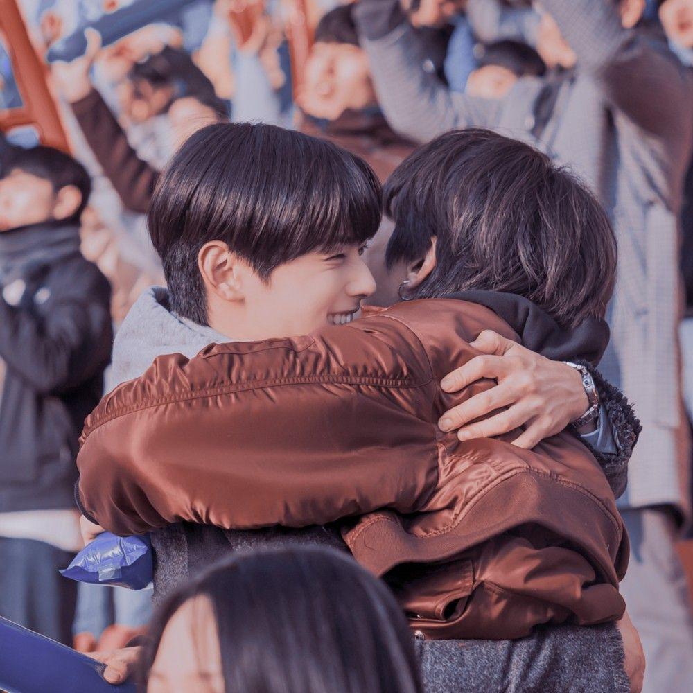 Tập 7 của True Beauty đánh dấu sự ra đời của "thuyền" Seojun x Suho với màn ôm nhau đầy tình cảm của 2 người. (Ảnh: Internet)