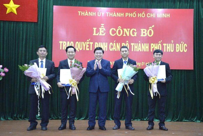 Lễ công bố trao quyết định cán bộ thành phố.