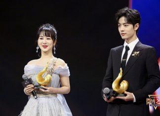 Tiêu Chiến & Dương Tử sánh vai nhận giải Weibo King & Queen 2019. (Nguồn: Internet)