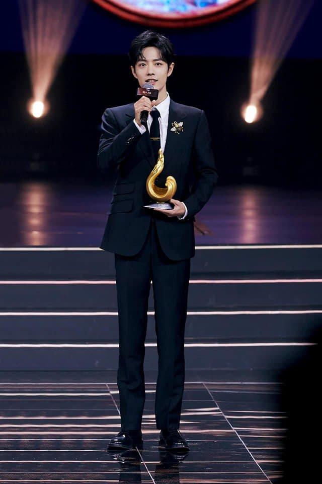 Tiêu Chiến nhận giải Weibo king tại Đêm hội Weibo 2019. (Nguồn: Internet)