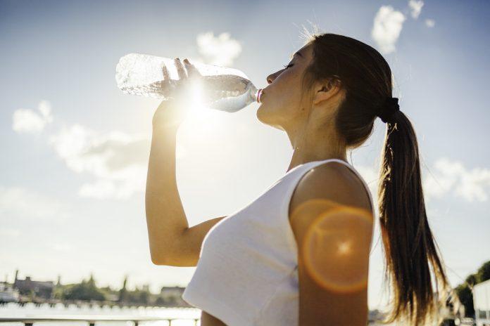 Lượng nước cần nạp cho cơ thể phụ thuộc vào số calo năng lượng trong thức ăn (Ảnh: Internet).