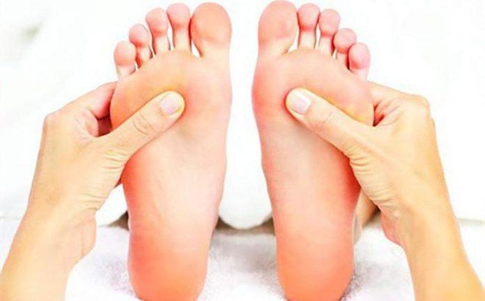 Xoa bóp lòng bàn chân giúp lưu thông máu (Nguồn: Internet).