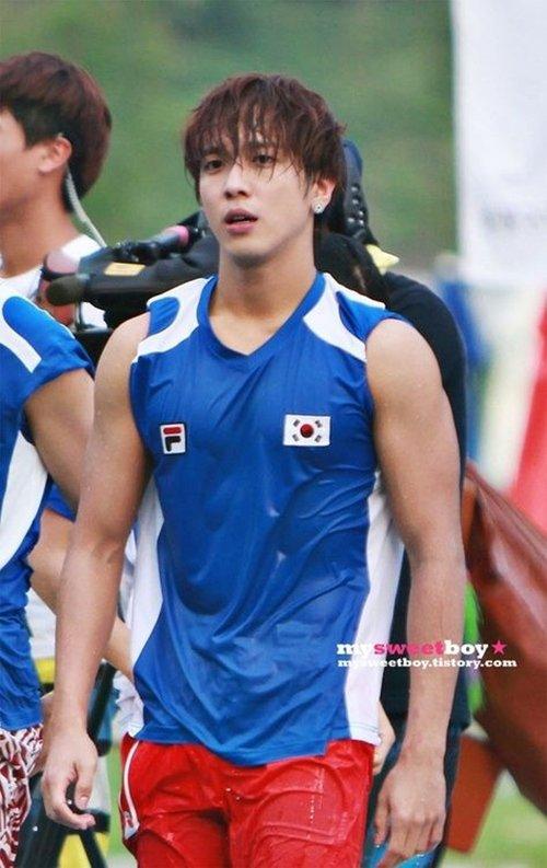 Yong-Hwa tham gia Running Man ( Ảnh : Internet). Yong-Hwa tham gia Running Man ( Ảnh : Internet).