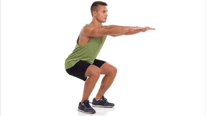 Nhớ giữ thẳng lưng giống như squat thông thường nhé (Ảnh: Internet).