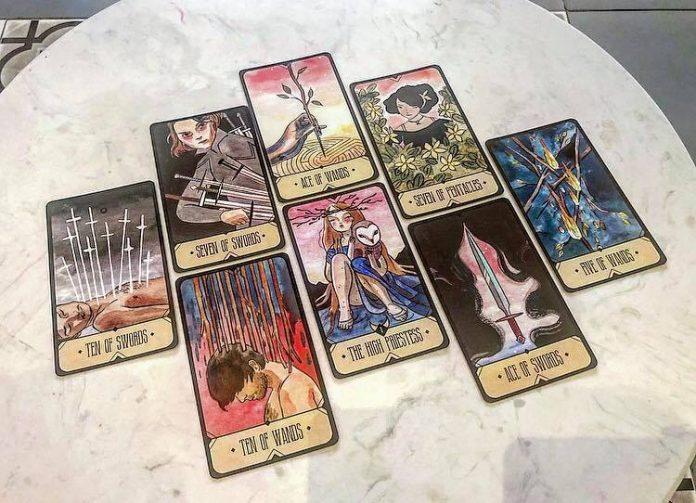 Honey Tarot có đến hơn 11K likes trên fanpage và hàng trăm feedback tích cực, bạn có thể tham khảo nhé. (Ảnh: Internet)