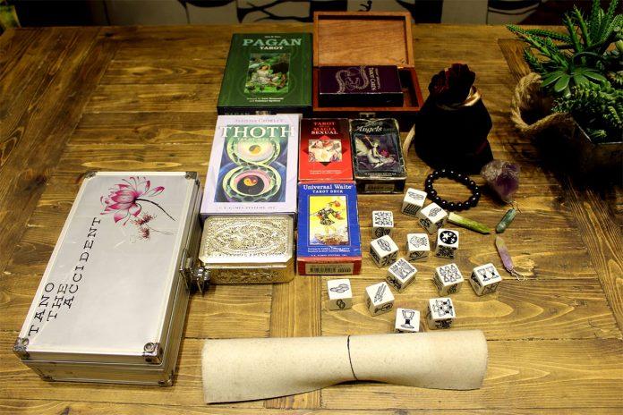 Bạn có thể book lịch coi bói bài Tarot qua fanpage của Black Collar Tarot. (Ảnh: Internet)
