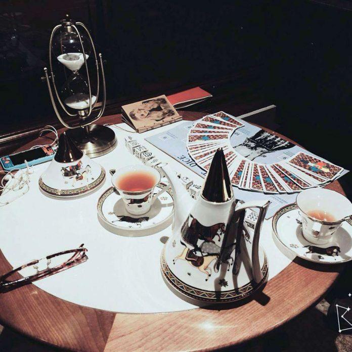 Black Collart Tarot thường xem bài tại quán cafe Starbucks Hàng Trống. (Ảnh: Internet)