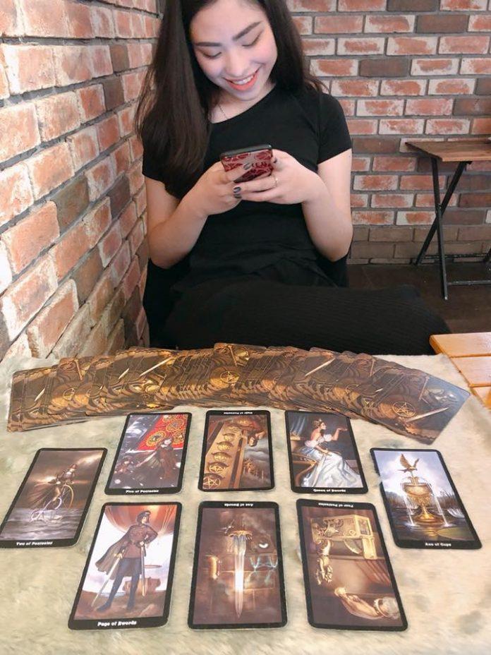 Khách hàng bói bài Tarot tại Big Fairy Tarot. (Ảnh: Internet)