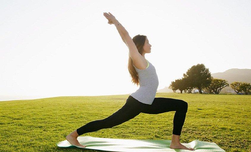 Các động tác Yoga có nhiều mức độ và không khó như bạn nghĩ đâu! (Ảnh: Internet).