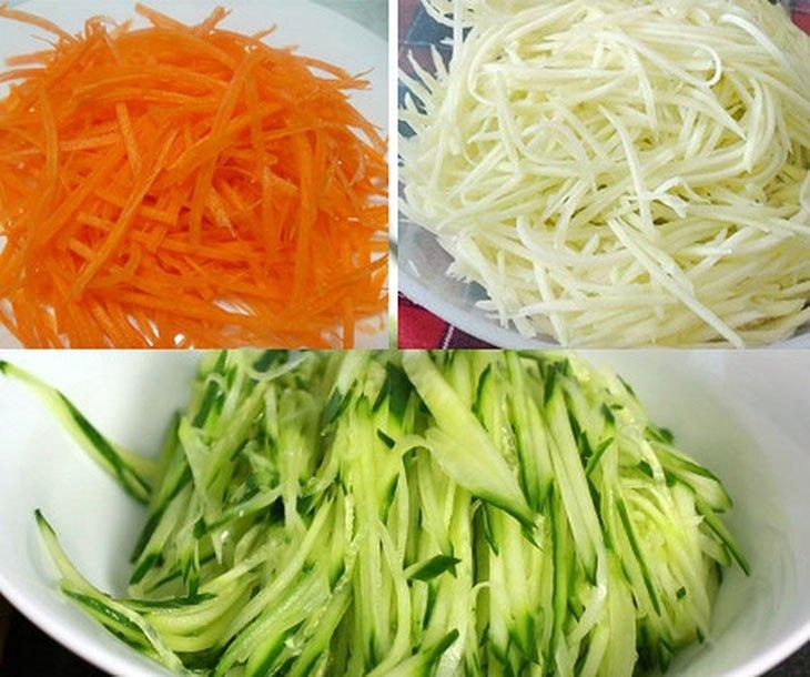 bào sợi soài và cà rốt để làm món sứa nộm (Nguồn: Internet)