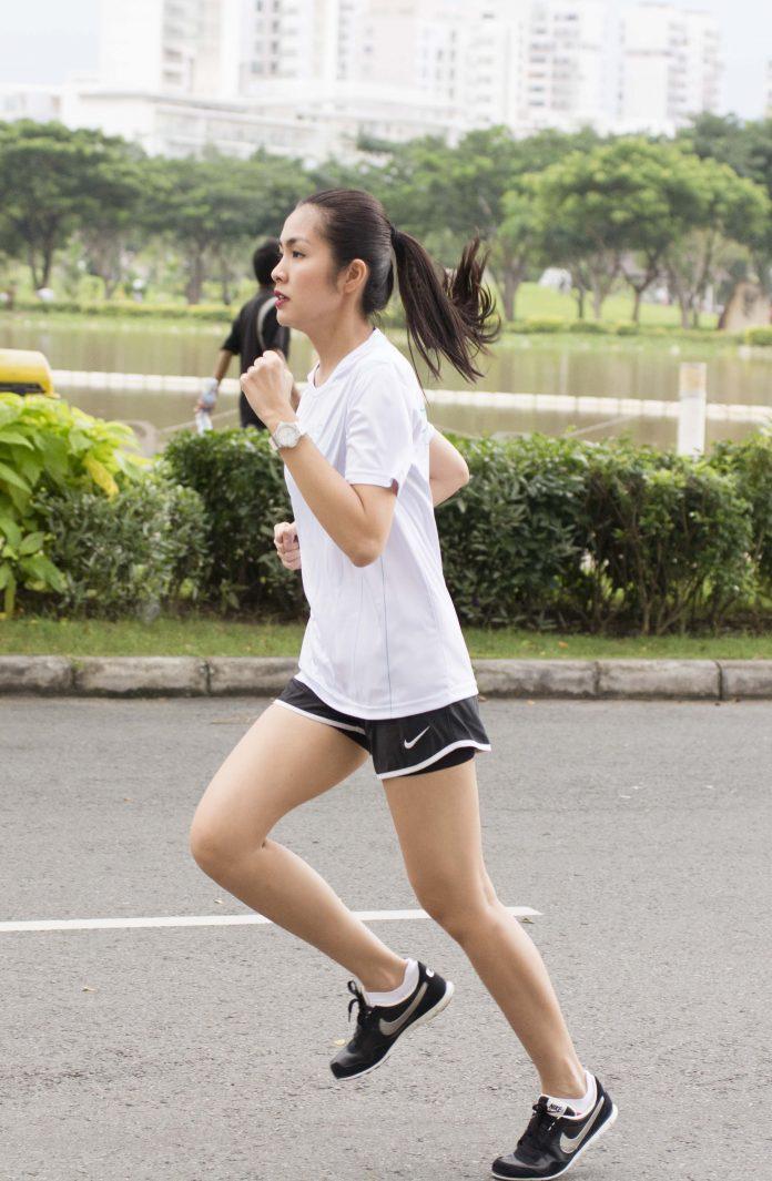 Hít thở đều đặn theo nhịp giúp bạn chạy được bền hơn (Ảnh: Internet).