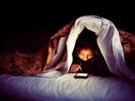 tác hãi dùng điện thoại khi ngủ (ảnh: Internet).
