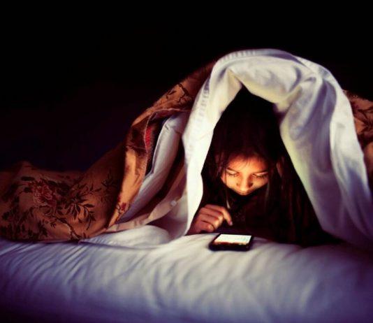 tác hãi dùng điện thoại khi ngủ (ảnh: Internet).