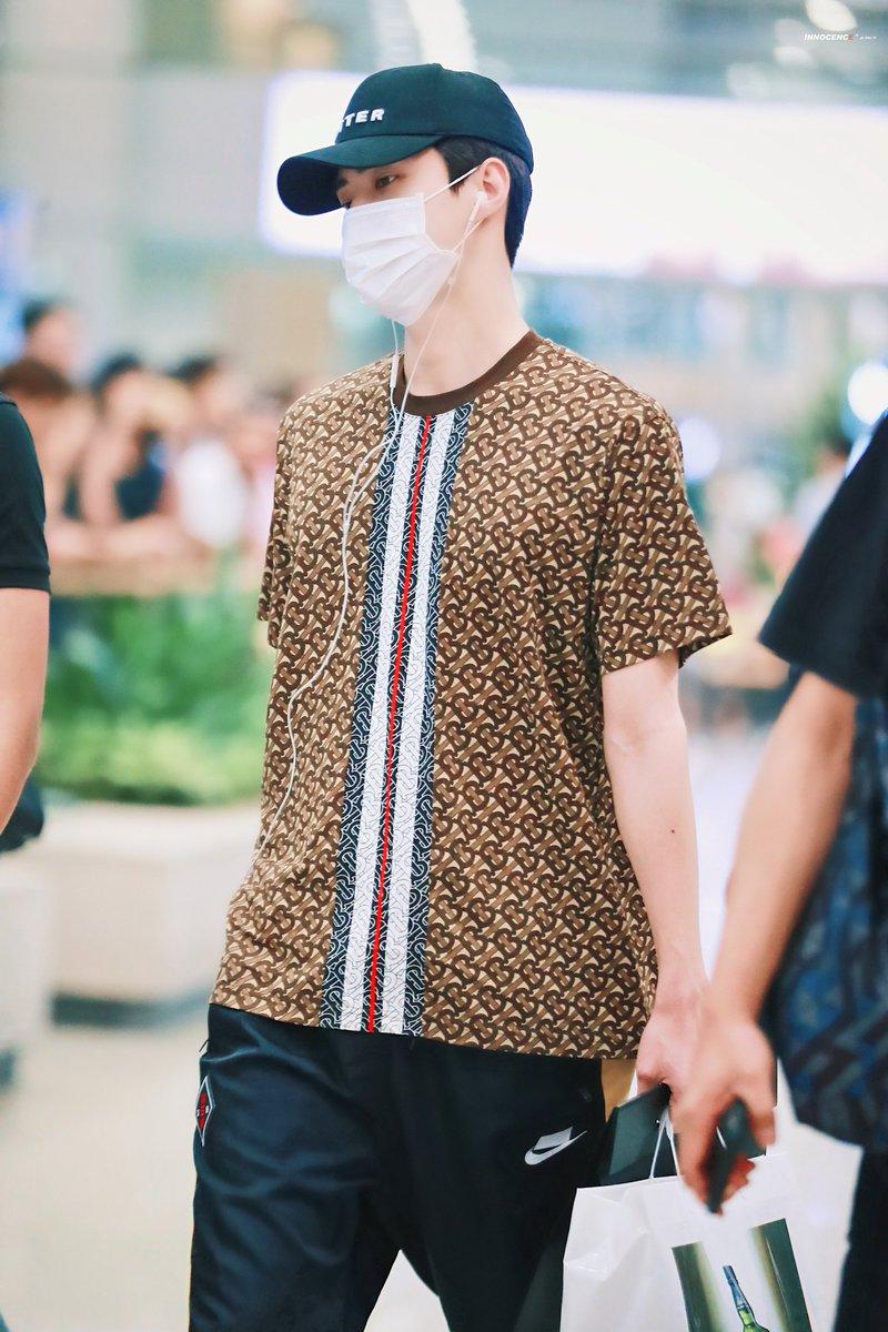 EXO Sehun cũng từng mặc chiếc áo này tại sân bay (Ảnh: Internet)
