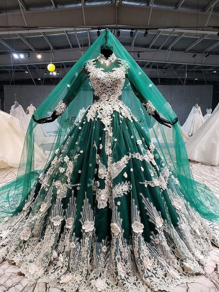 Hình ảnh váy cưới đẹp màu xanh lá (Ảnh: Internet)