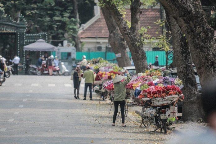 8/3 của những người phụ nữ không bao giờ thiếu hoa - những bước chân vẫn ngày đêm lặng thầm đưa hương hoa đi muôn nơi. (Nguồn: Internet)