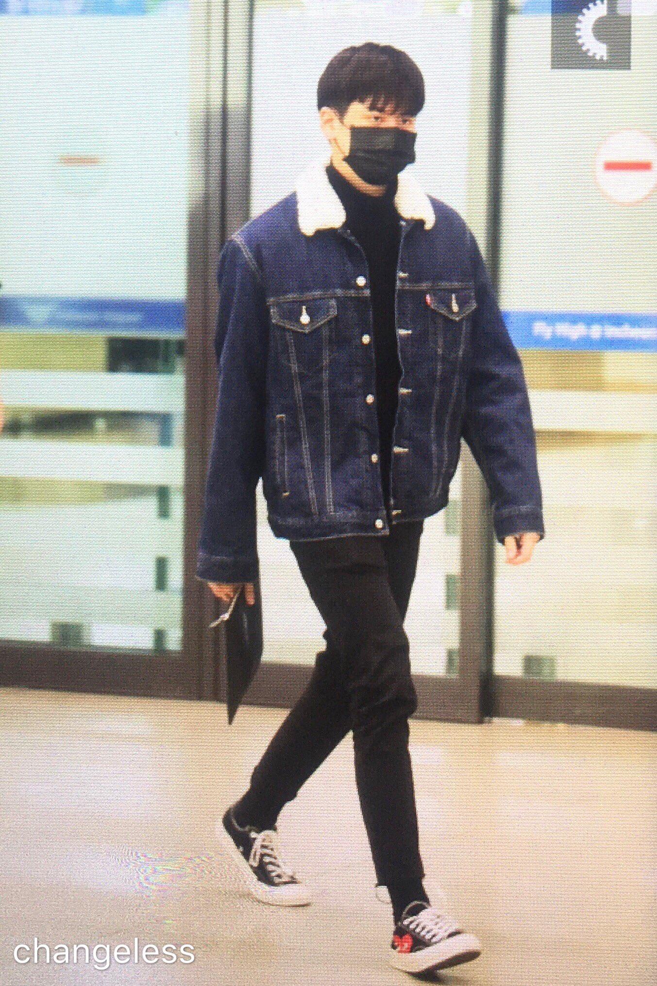 iKON Chanwoo cũng mặc chiếc áo trong một lần đến sân bay (Ảnh: Internet)