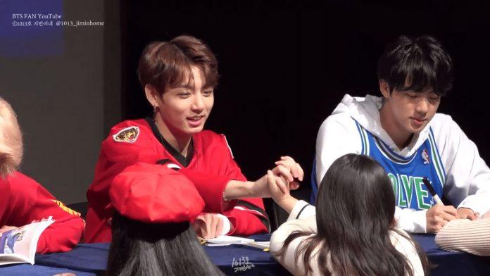 Jungkook nắm tay fan nhỏ tuổi (Ảnh: Internet)