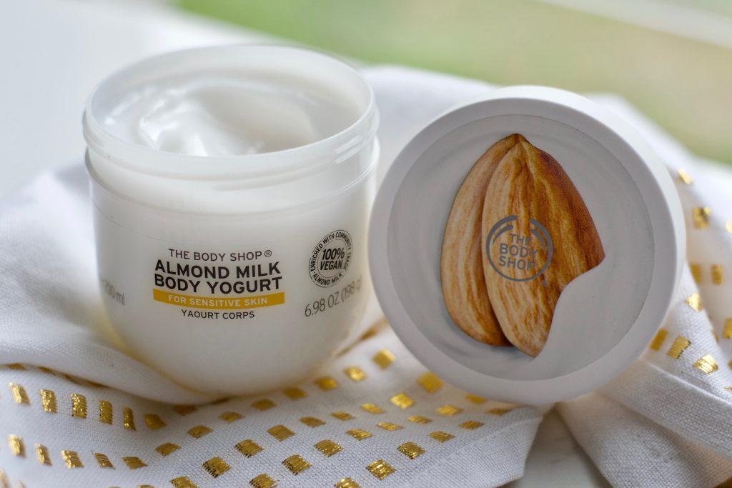 Kem dưỡng ẩm The Body Shop Almond Milk Body Yogurt có thể bảo vệ da trước tác hại của môi trường (Nguồn: Internet)